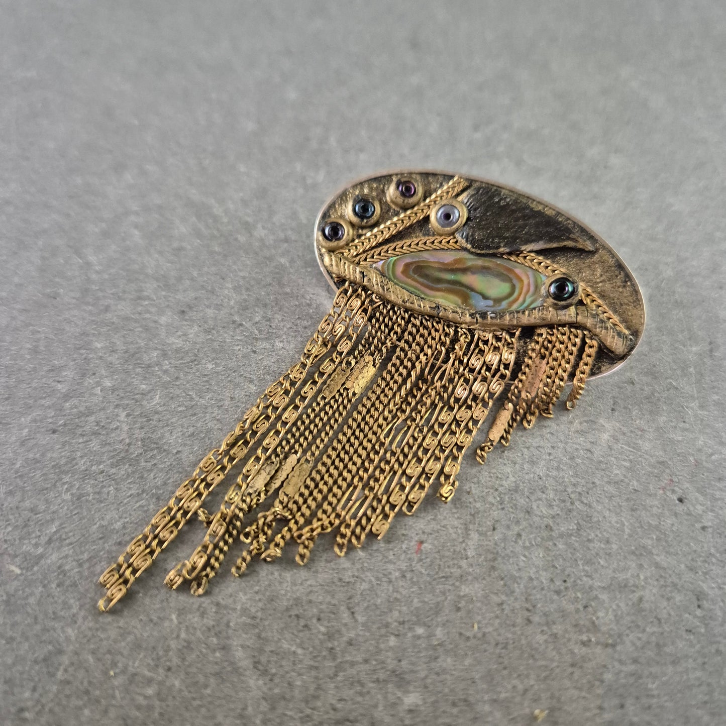 Extravagante Vintage-Brosche mit Ketten & Abalone-Detail