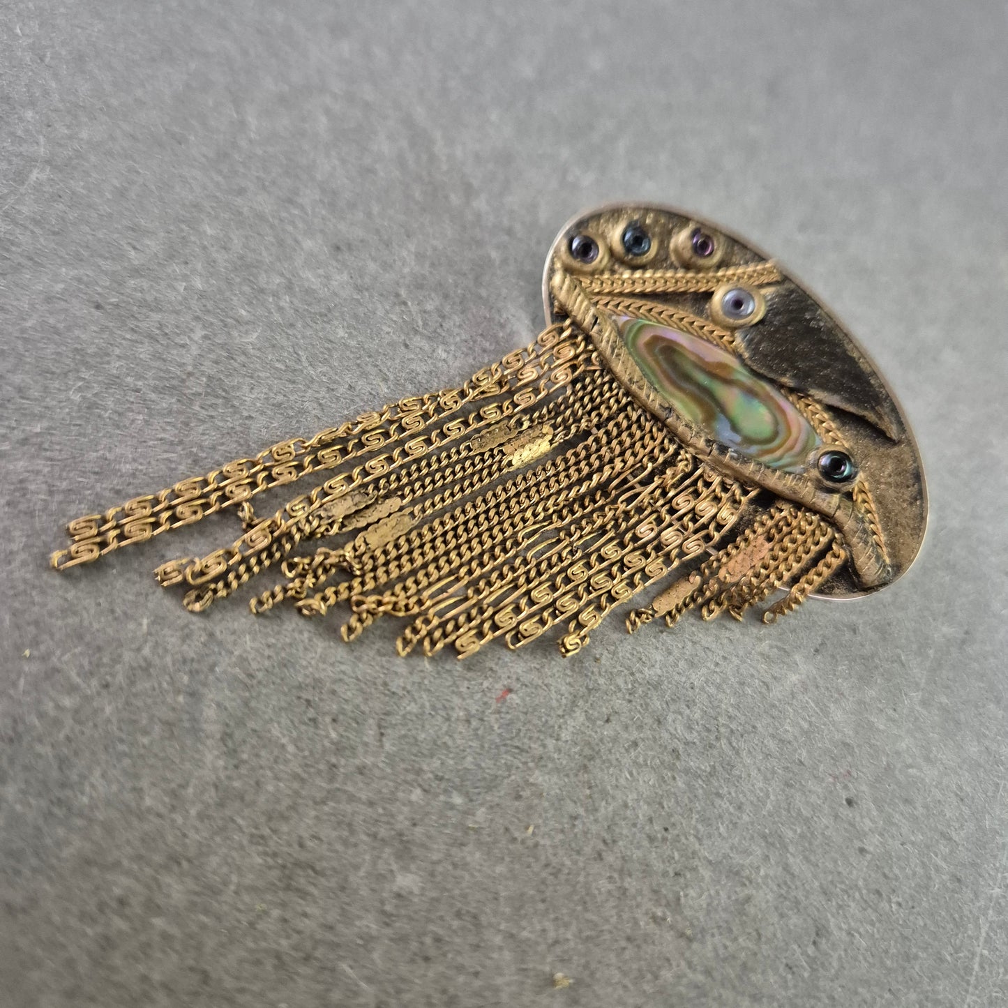 Extravagante Vintage-Brosche mit Ketten & Abalone-Detail