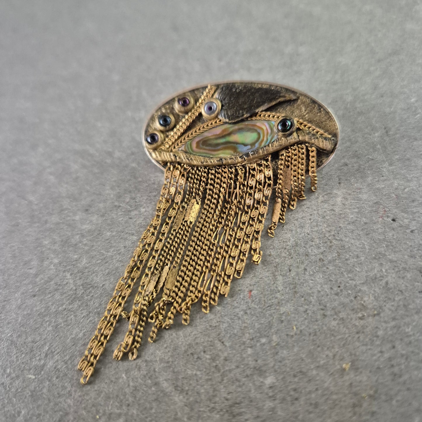 Extravagante Vintage-Brosche mit Ketten & Abalone-Detail