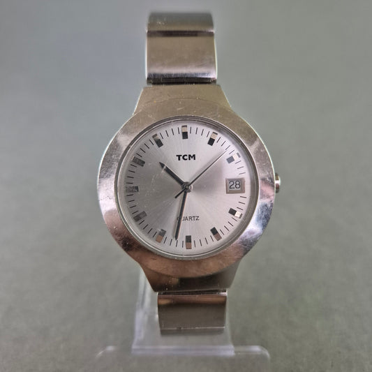 TCM Herrenarmbanduhr mit Datumsanzeige – Schlicht & Edelstahlfarben