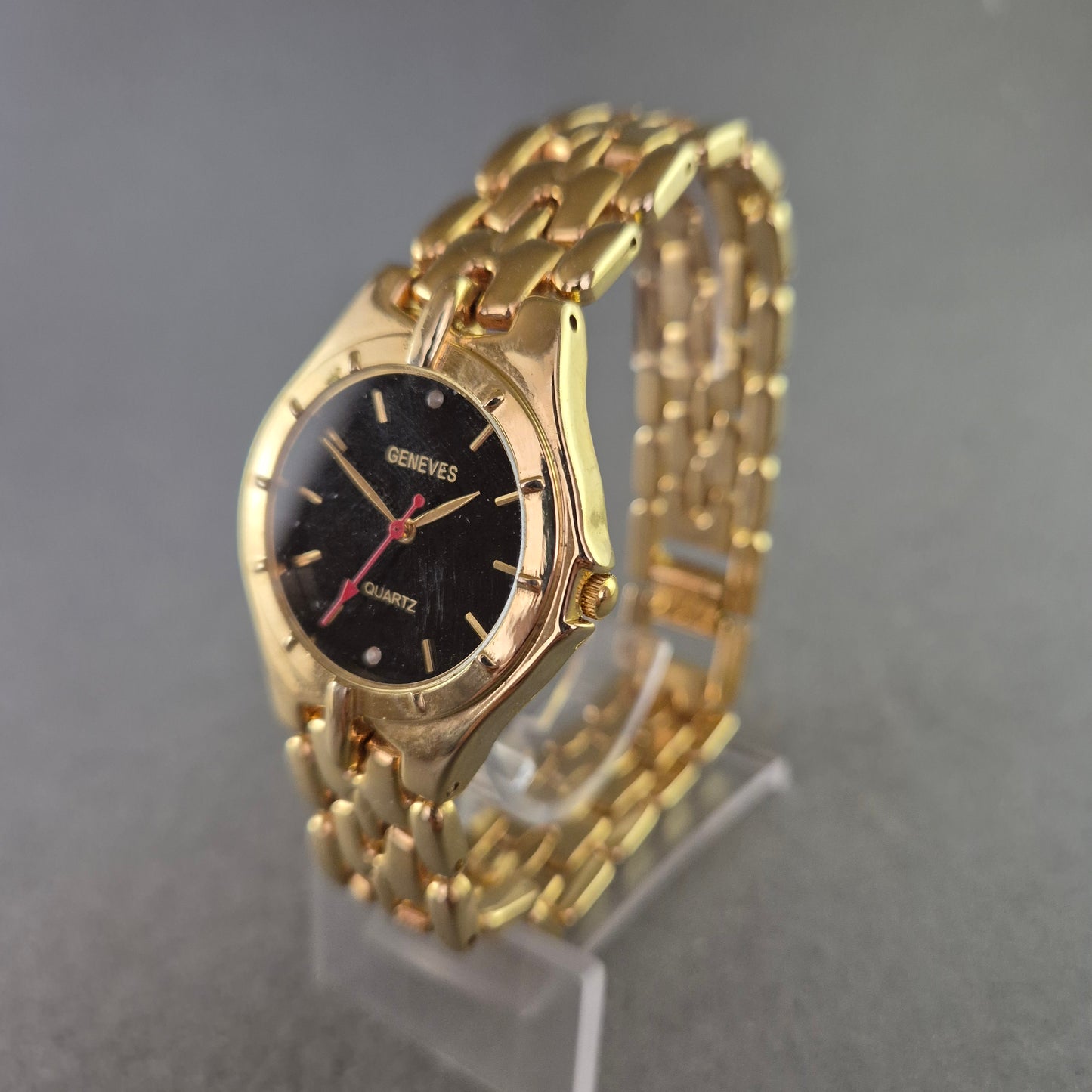 Geneves Damenarmbanduhr in Gold – Klassisches Design mit schwarzem Zifferblatt