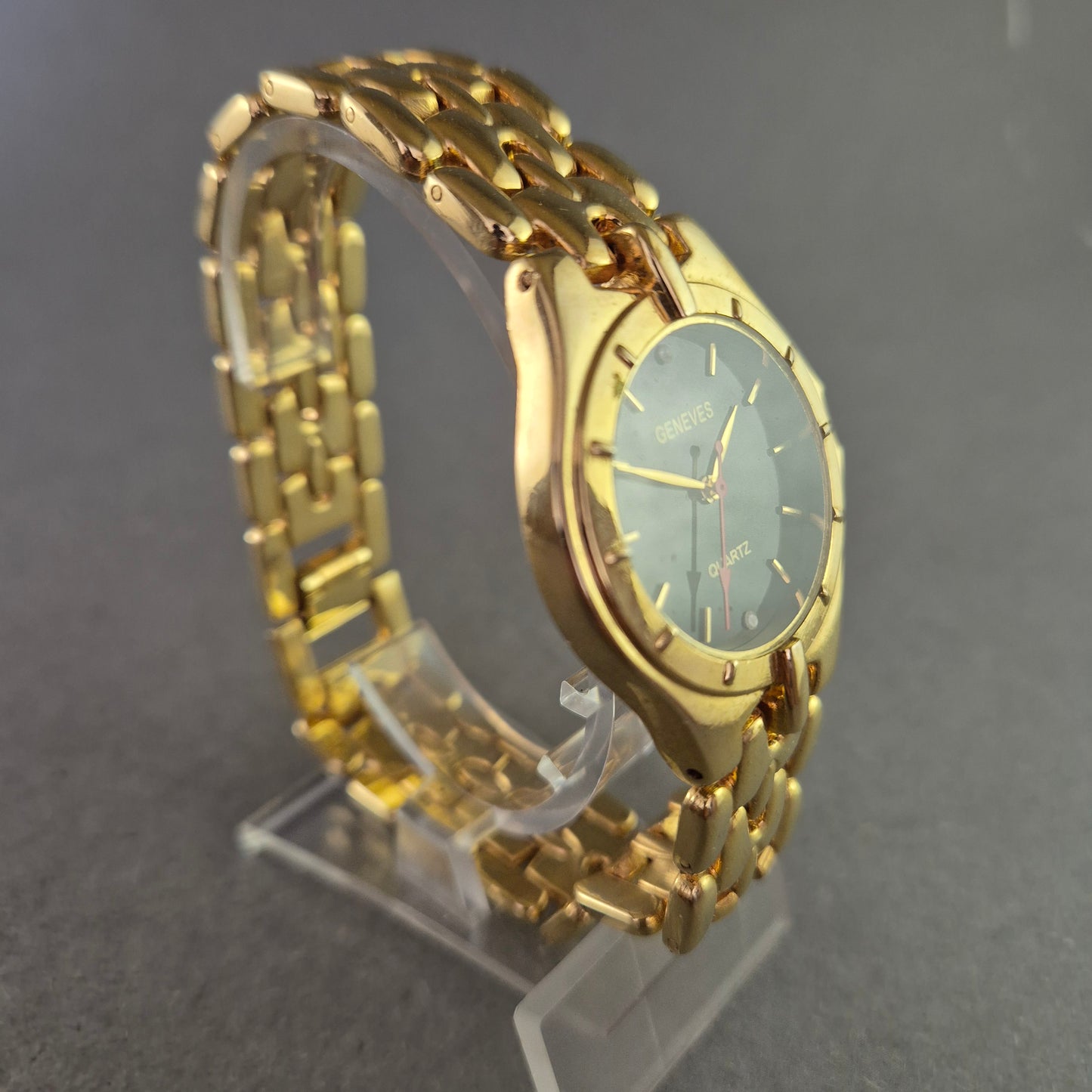Geneves Damenarmbanduhr in Gold – Klassisches Design mit schwarzem Zifferblatt