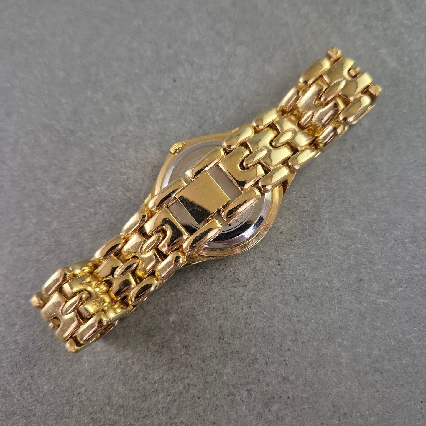 Geneves Damenarmbanduhr in Gold – Klassisches Design mit schwarzem Zifferblatt