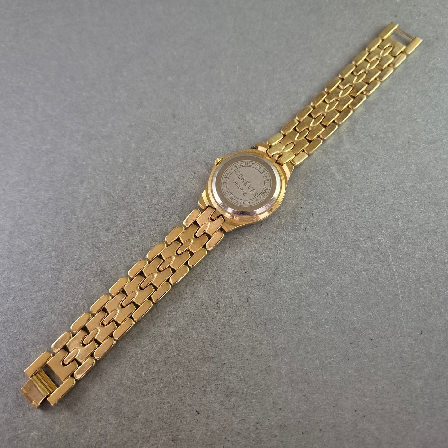 Geneves Damenarmbanduhr in Gold – Klassisches Design mit schwarzem Zifferblatt