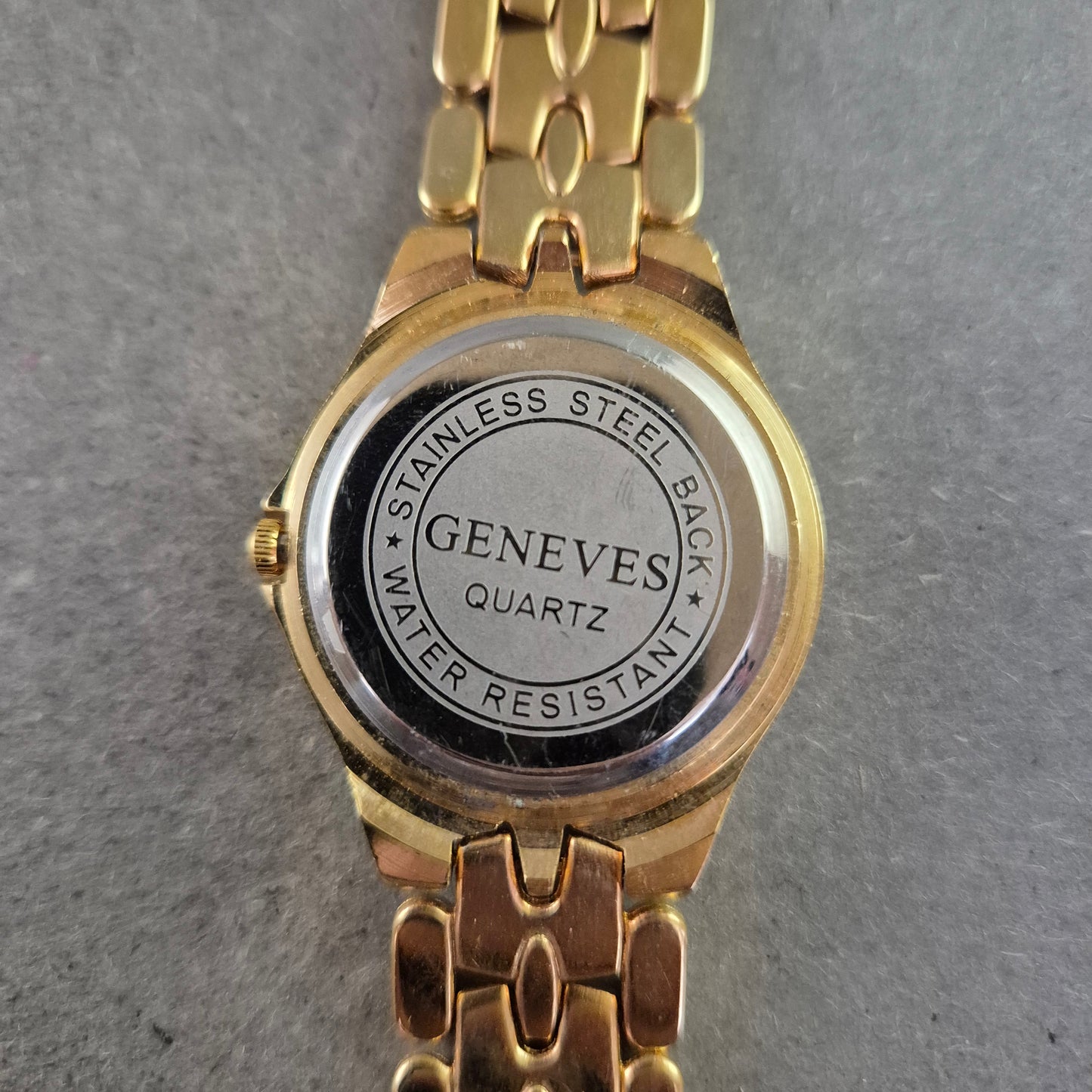 Geneves Damenarmbanduhr in Gold – Klassisches Design mit schwarzem Zifferblatt