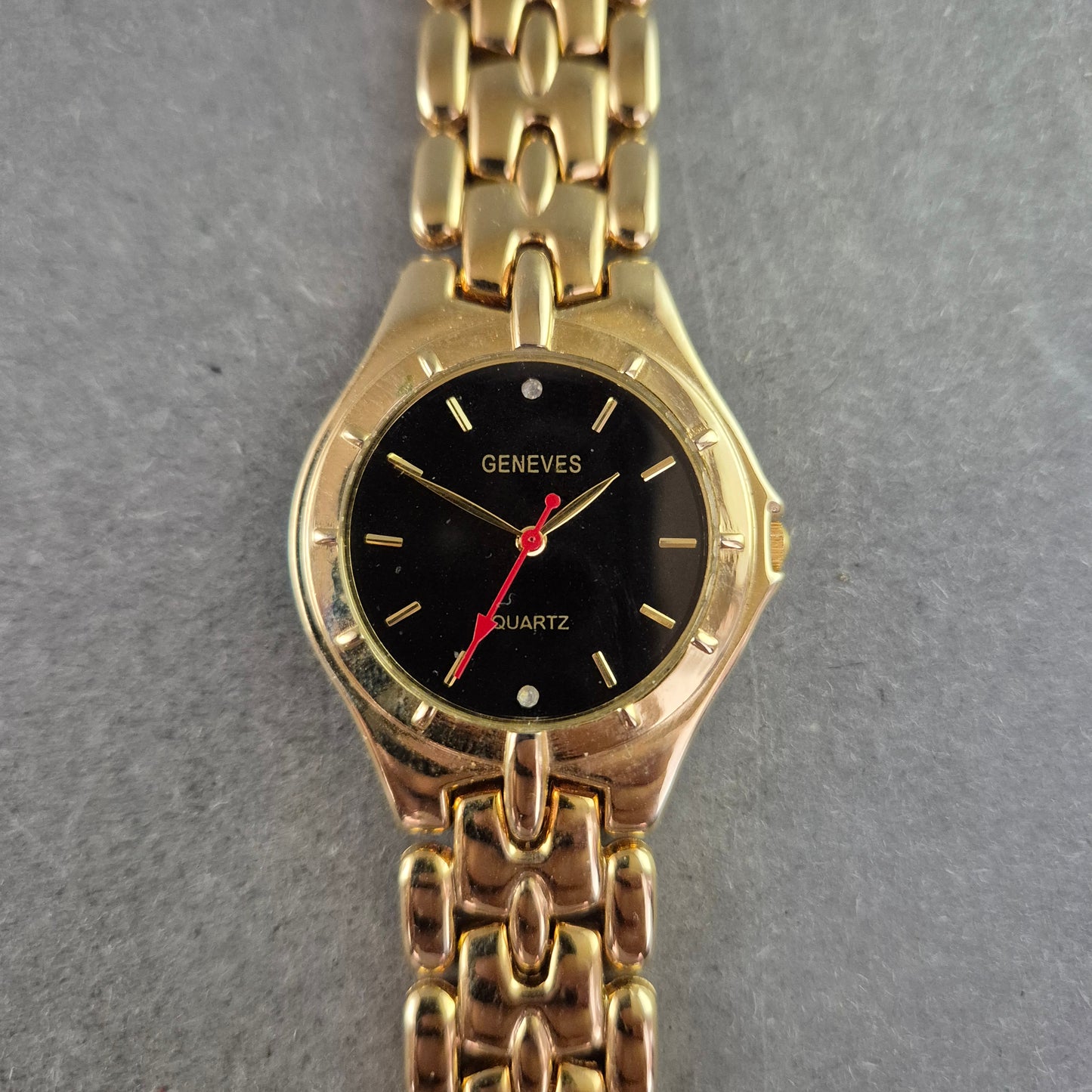 Geneves Damenarmbanduhr in Gold – Klassisches Design mit schwarzem Zifferblatt