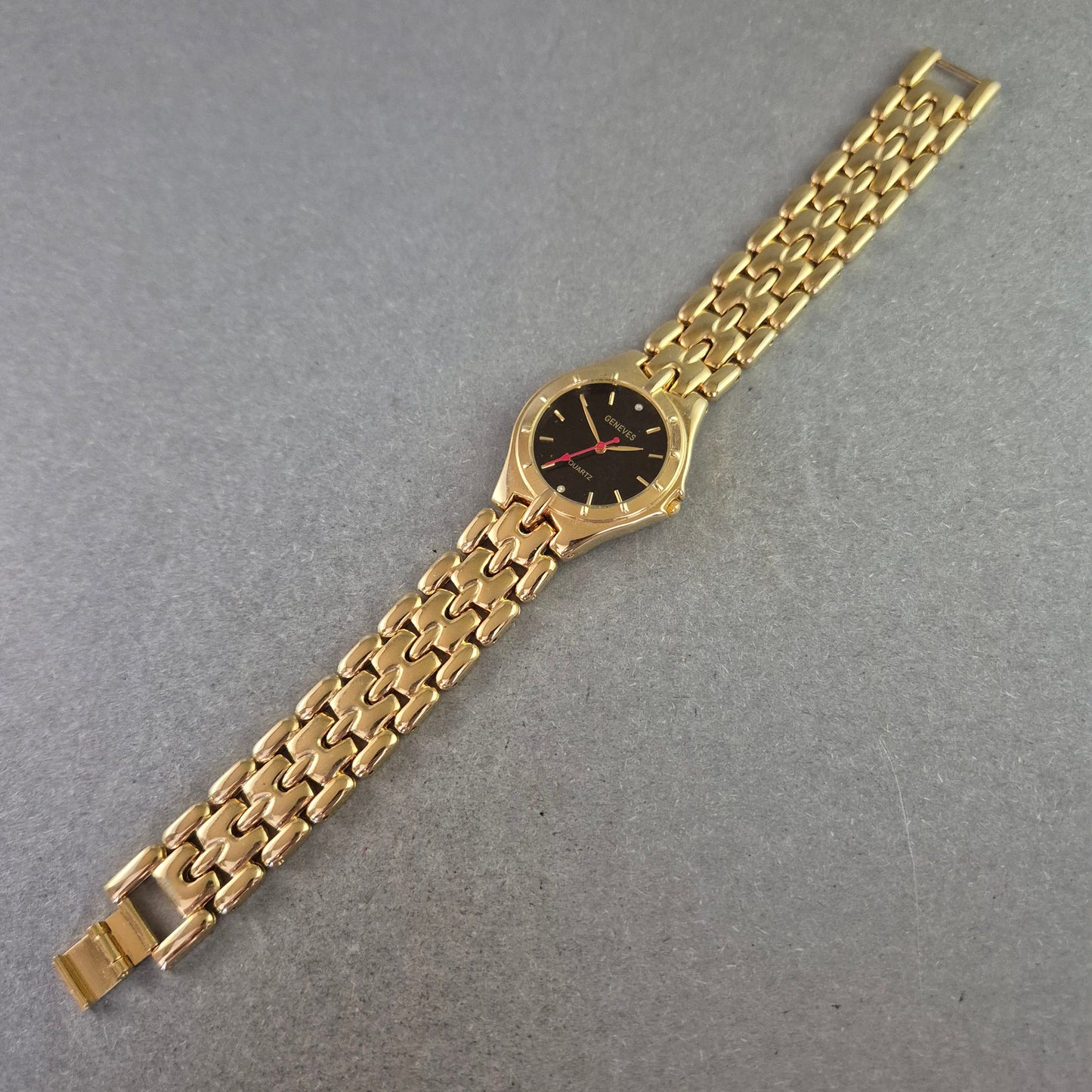 Geneves Damenarmbanduhr in Gold – Klassisches Design mit schwarzem Zifferblatt