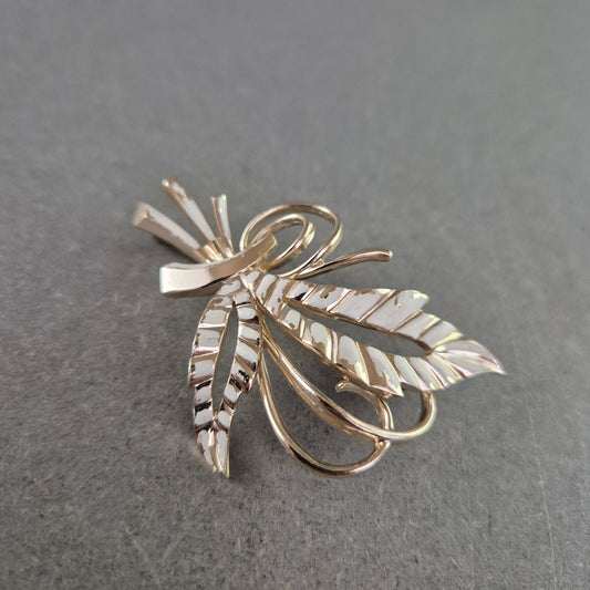 Elegante Vintage-Brosche in Blattform – Vergoldeter Klassiker mit Schwung