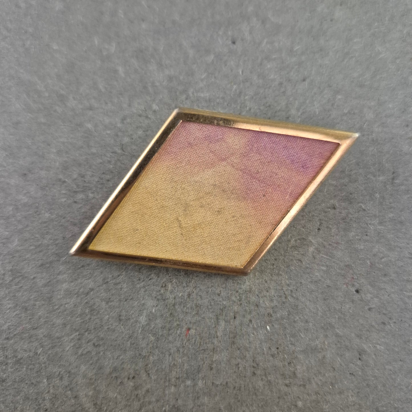 Geometrische Vintage-Brosche in Rautenform