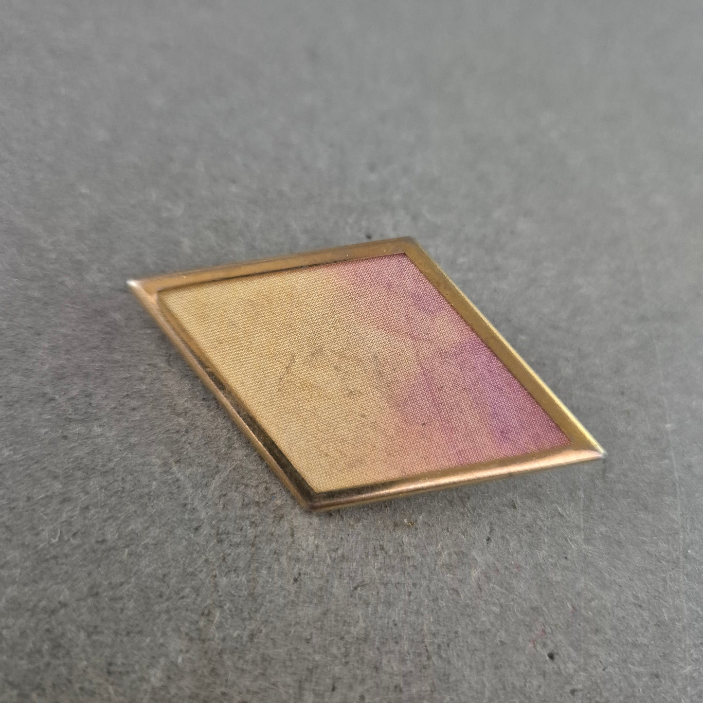 Geometrische Vintage-Brosche in Rautenform