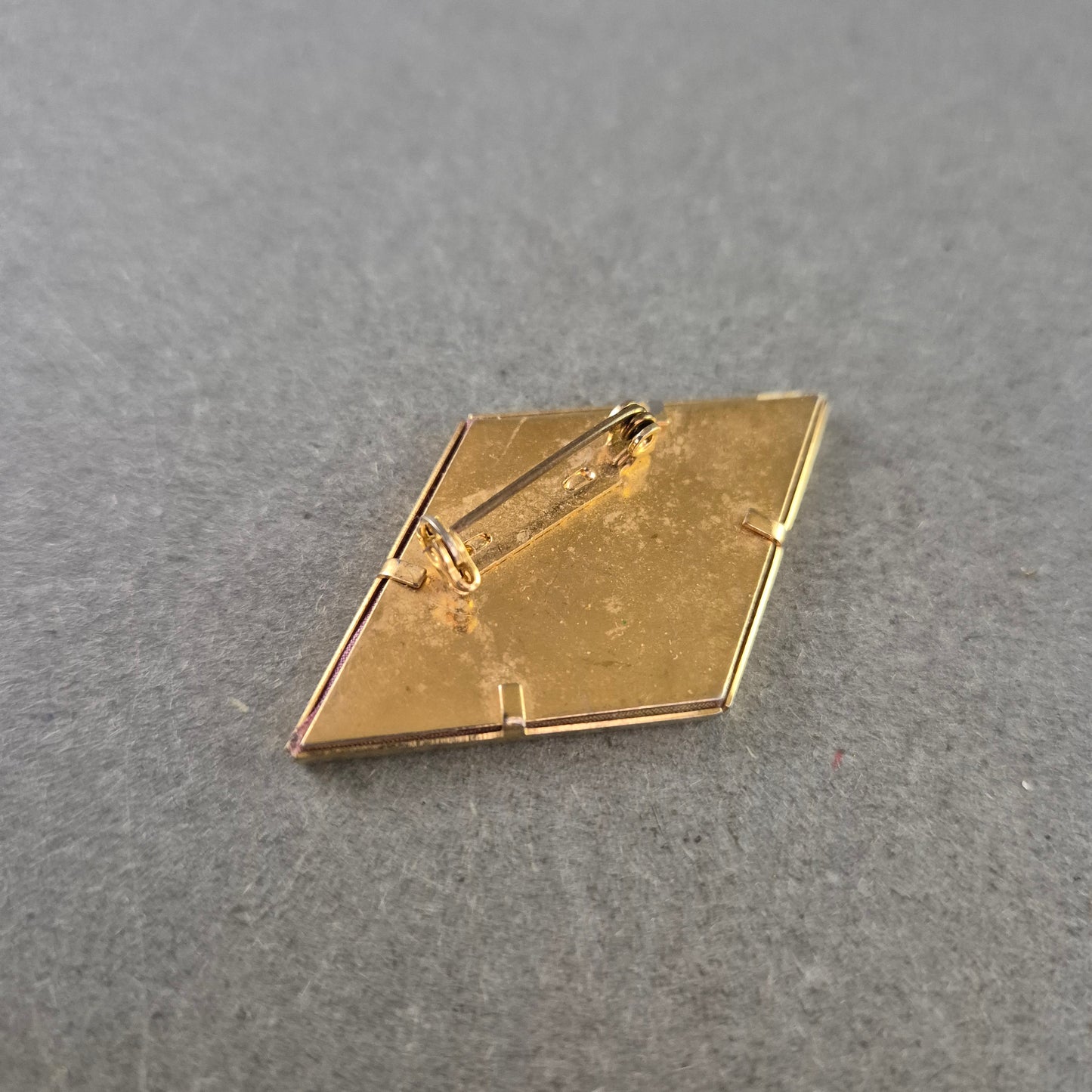 Geometrische Vintage-Brosche in Rautenform