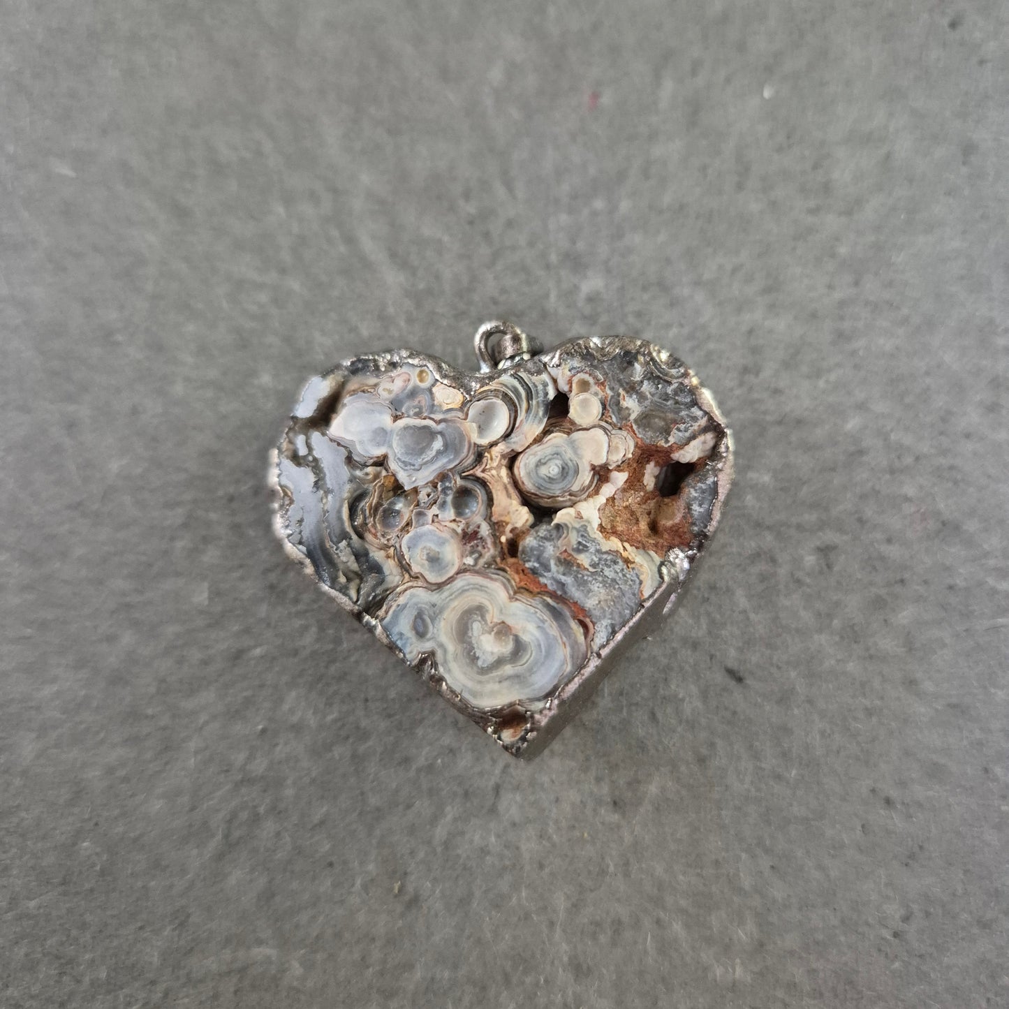 Herzanhänger aus Achatdruse – Natürliche Struktur mit rustikalem Look