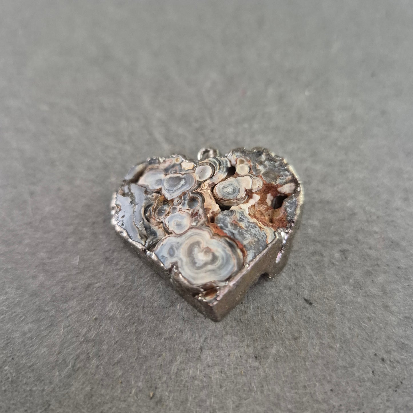 Herzanhänger aus Achatdruse – Natürliche Struktur mit rustikalem Look