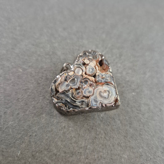 Herzanhänger aus Achatdruse – Natürliche Struktur mit rustikalem Look