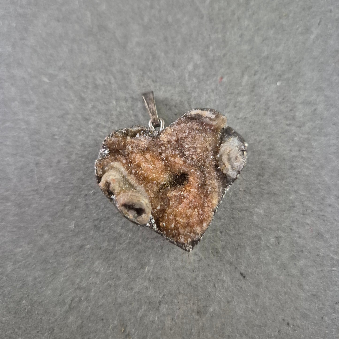 Herzanhänger aus Achatdruse – Natürliche Struktur mit rustikalem Look