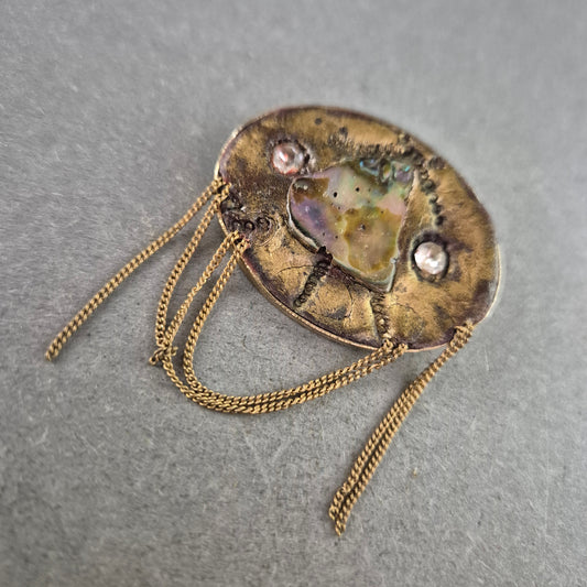 Künstlerische Vintage-Brosche mit Achat-Einsatz und Kettendekor