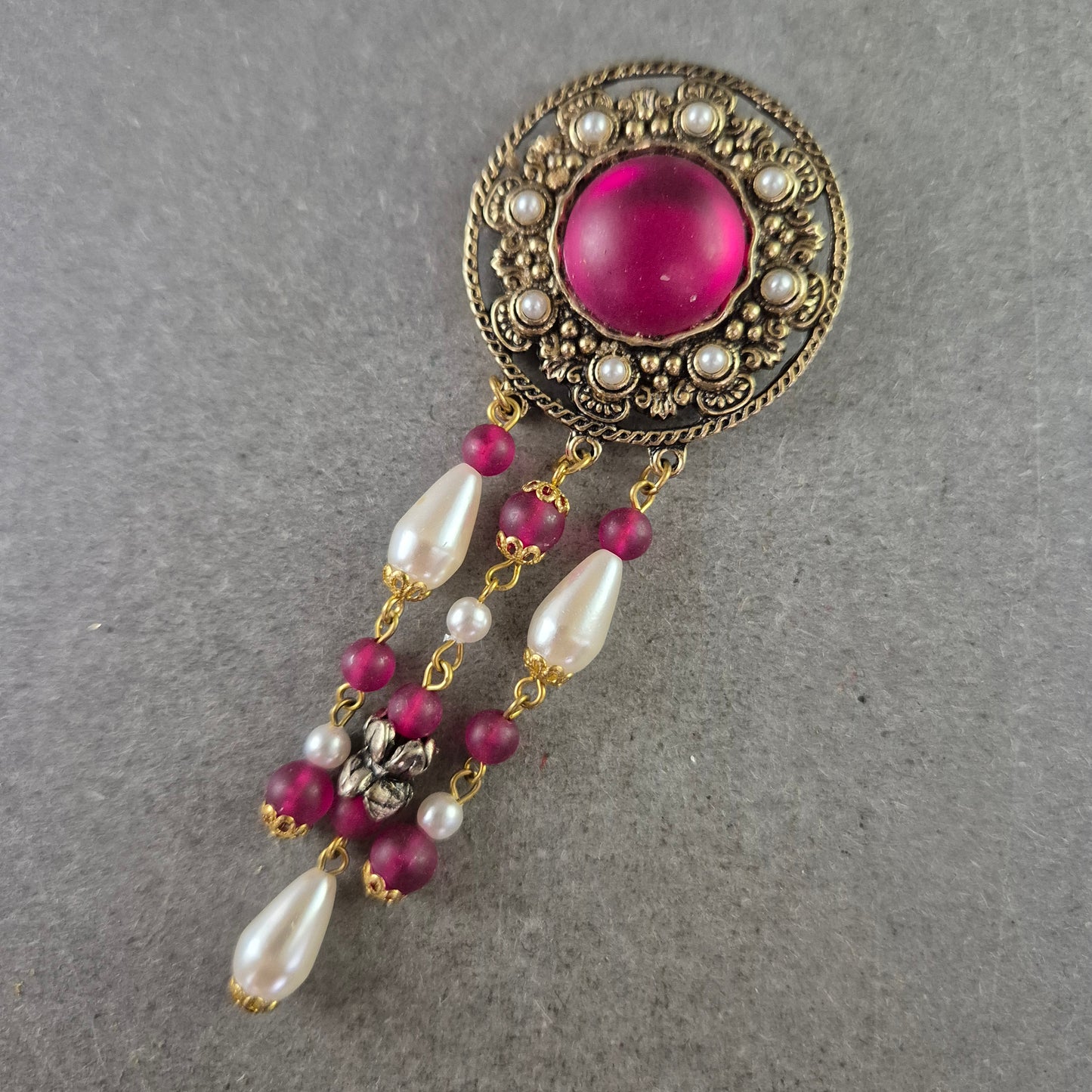 Opulente Vintage-Brosche mit Perlen und rubinrotem Glascabochon