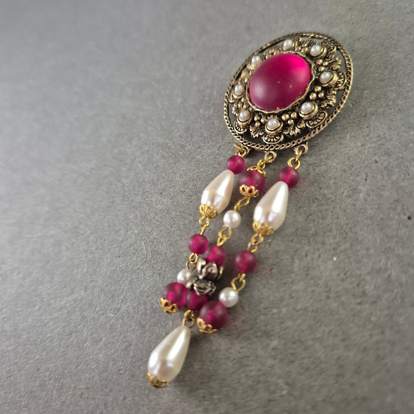 Opulente Vintage-Brosche mit Perlen und rubinrotem Glascabochon