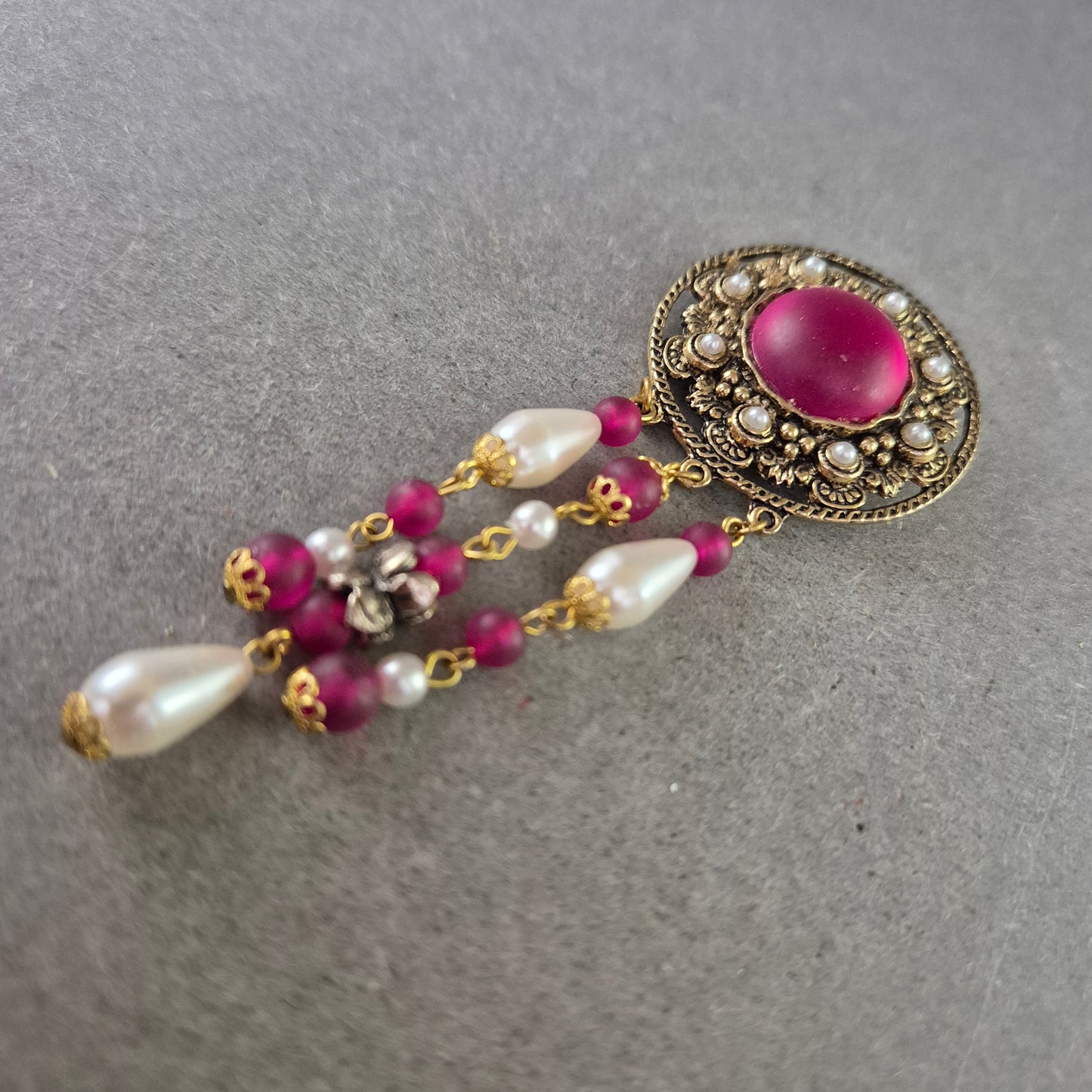 Opulente Vintage-Brosche mit Perlen und rubinrotem Glascabochon