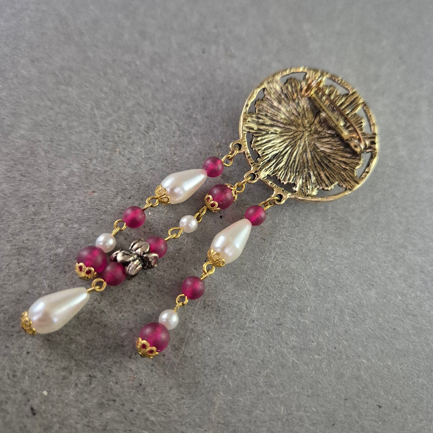 Opulente Vintage-Brosche mit Perlen und rubinrotem Glascabochon