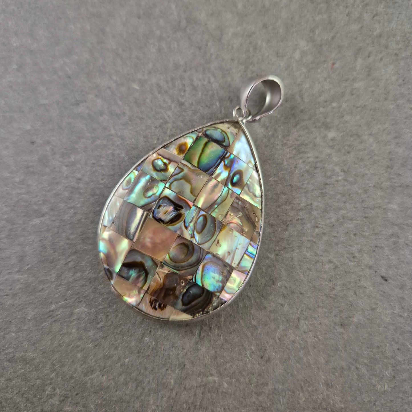 Tropfenanhänger mit Abalone-Mosaik – Schillernde Muscheleleganz