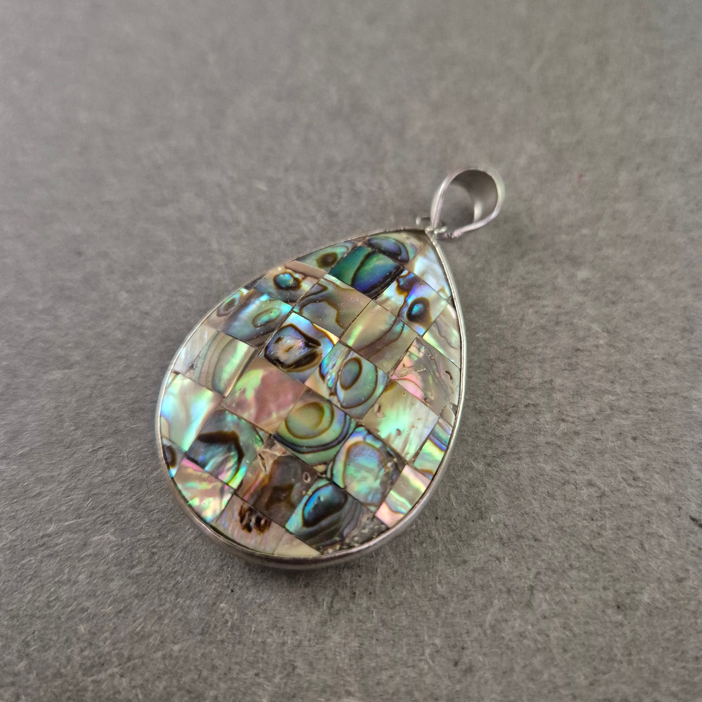 Tropfenanhänger mit Abalone-Mosaik – Schillernde Muscheleleganz