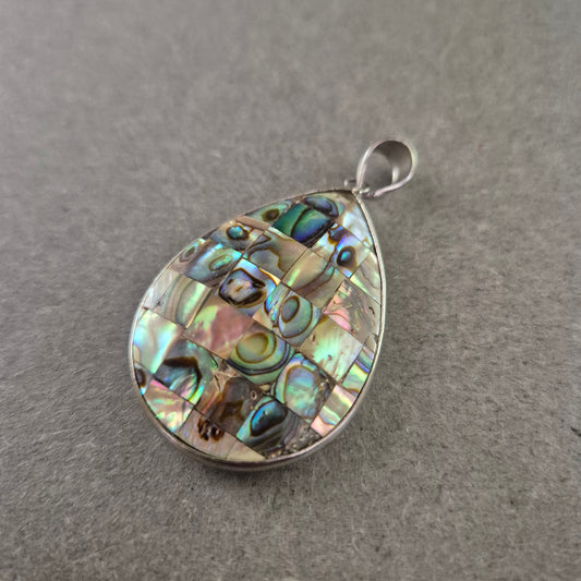 Tropfenanhänger mit Abalone-Mosaik – Schillernde Muscheleleganz