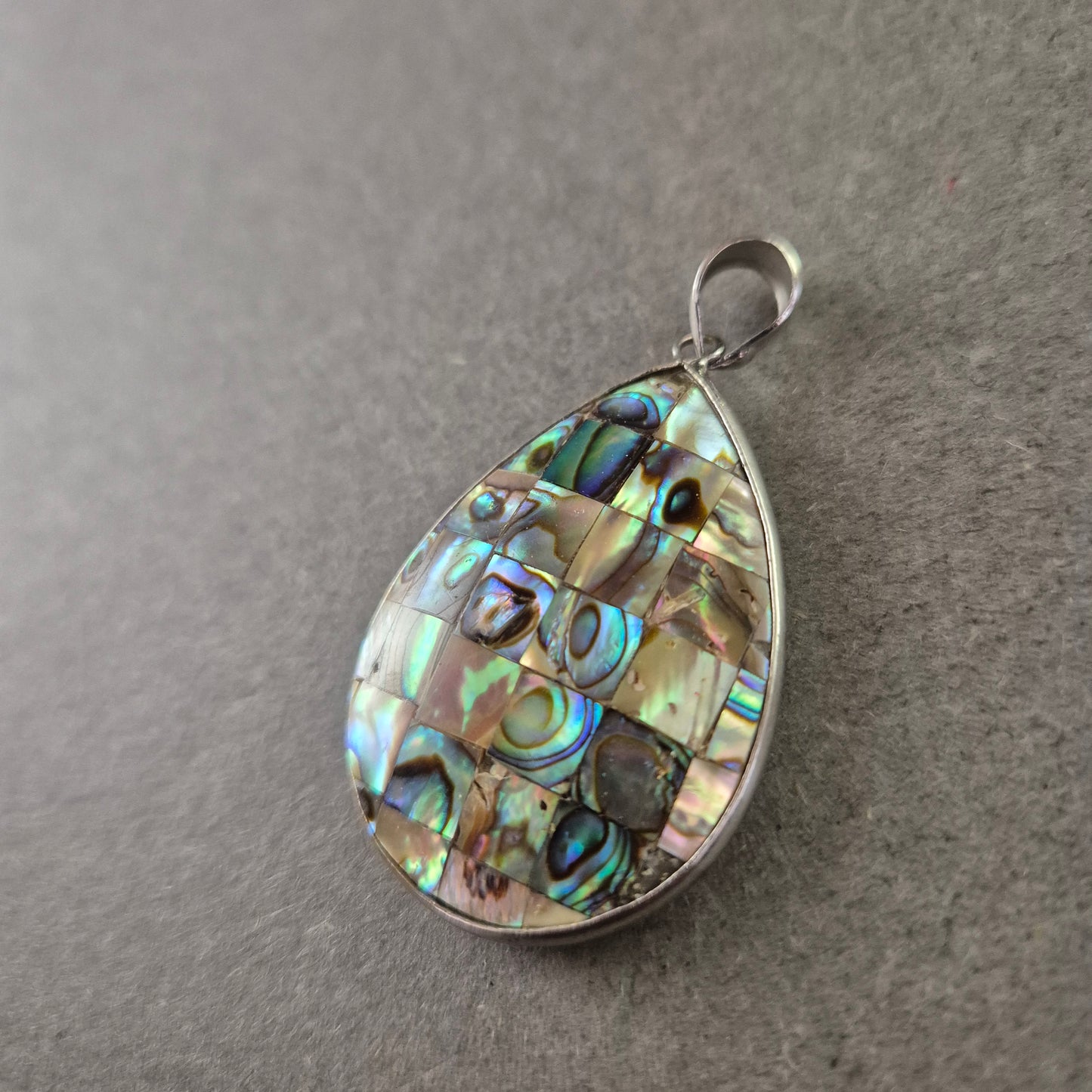 Tropfenanhänger mit Abalone-Mosaik – Schillernde Muscheleleganz