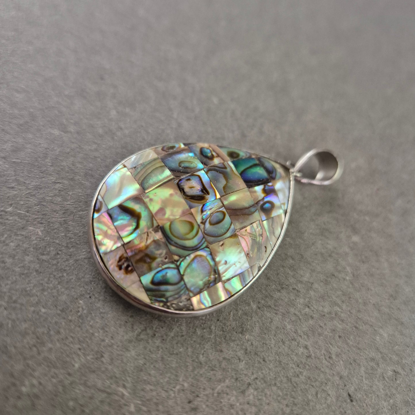 Tropfenanhänger mit Abalone-Mosaik – Schillernde Muscheleleganz