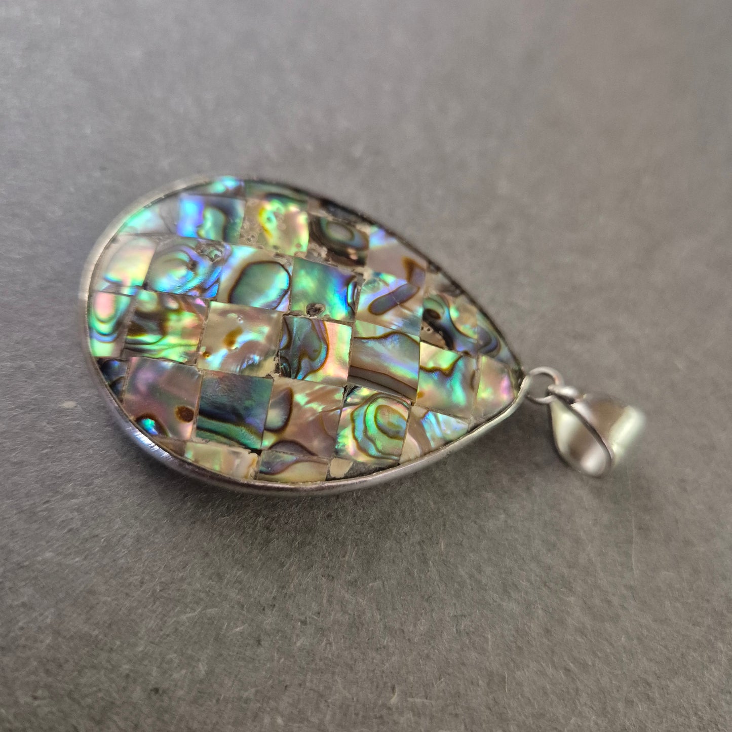 Tropfenanhänger mit Abalone-Mosaik – Schillernde Muscheleleganz