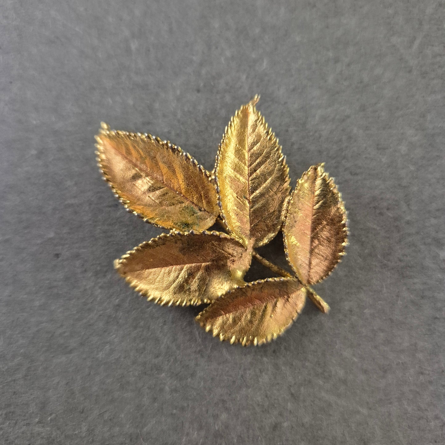 Vintage Blattbrosche in Goldoptik – Naturinspiriertes Design