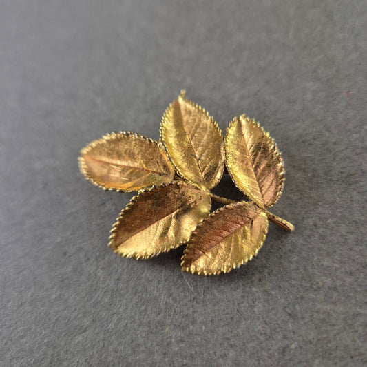 Vintage Blattbrosche in Goldoptik – Naturinspiriertes Design