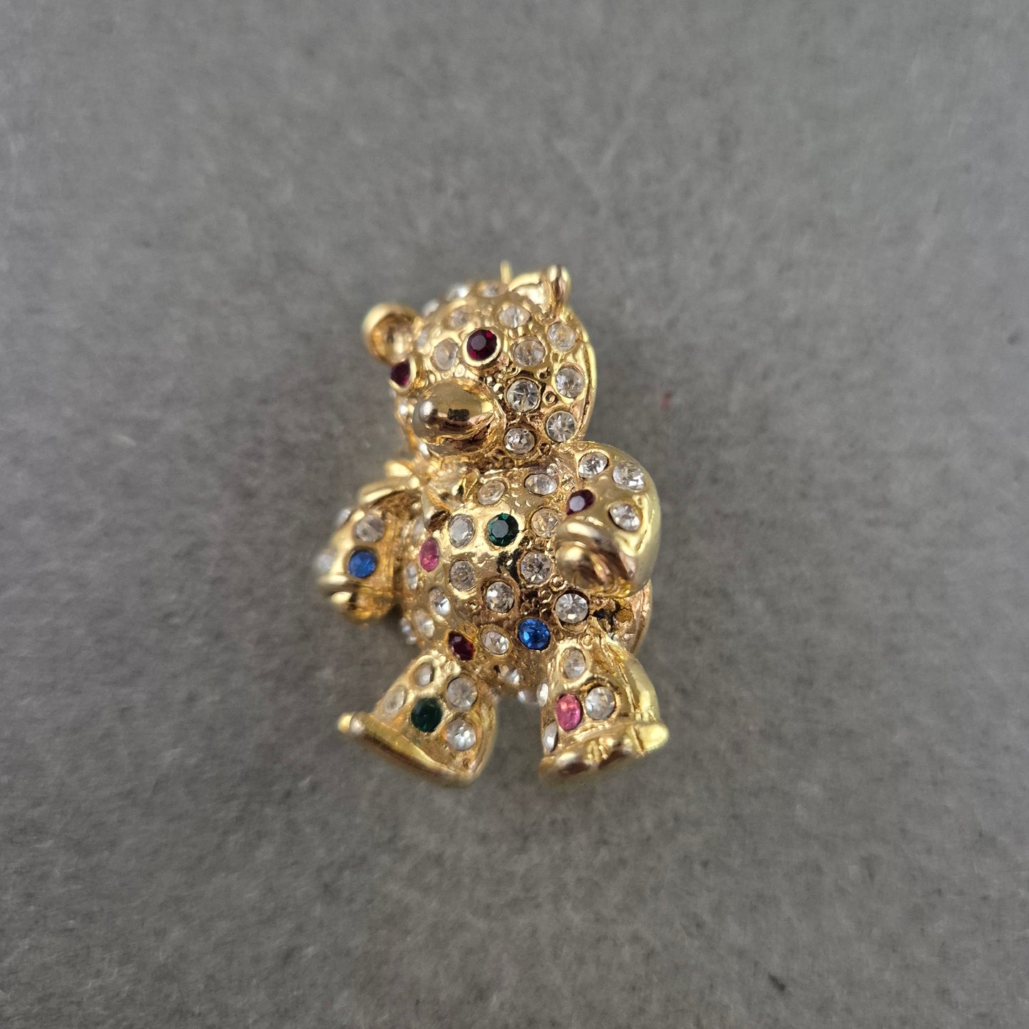 Verspielte Bären-Brosche mit bunten Strasssteinen – Vergoldet