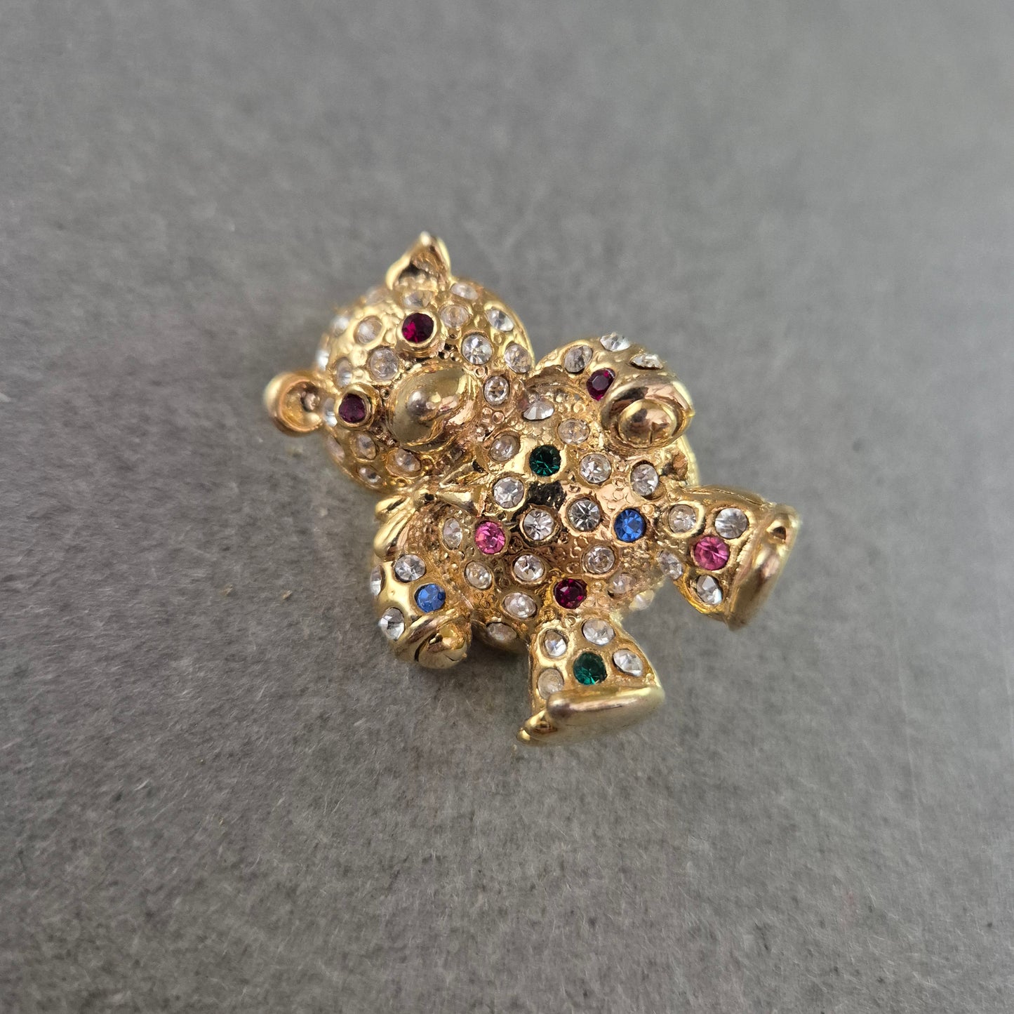 Verspielte Bären-Brosche mit bunten Strasssteinen – Vergoldet