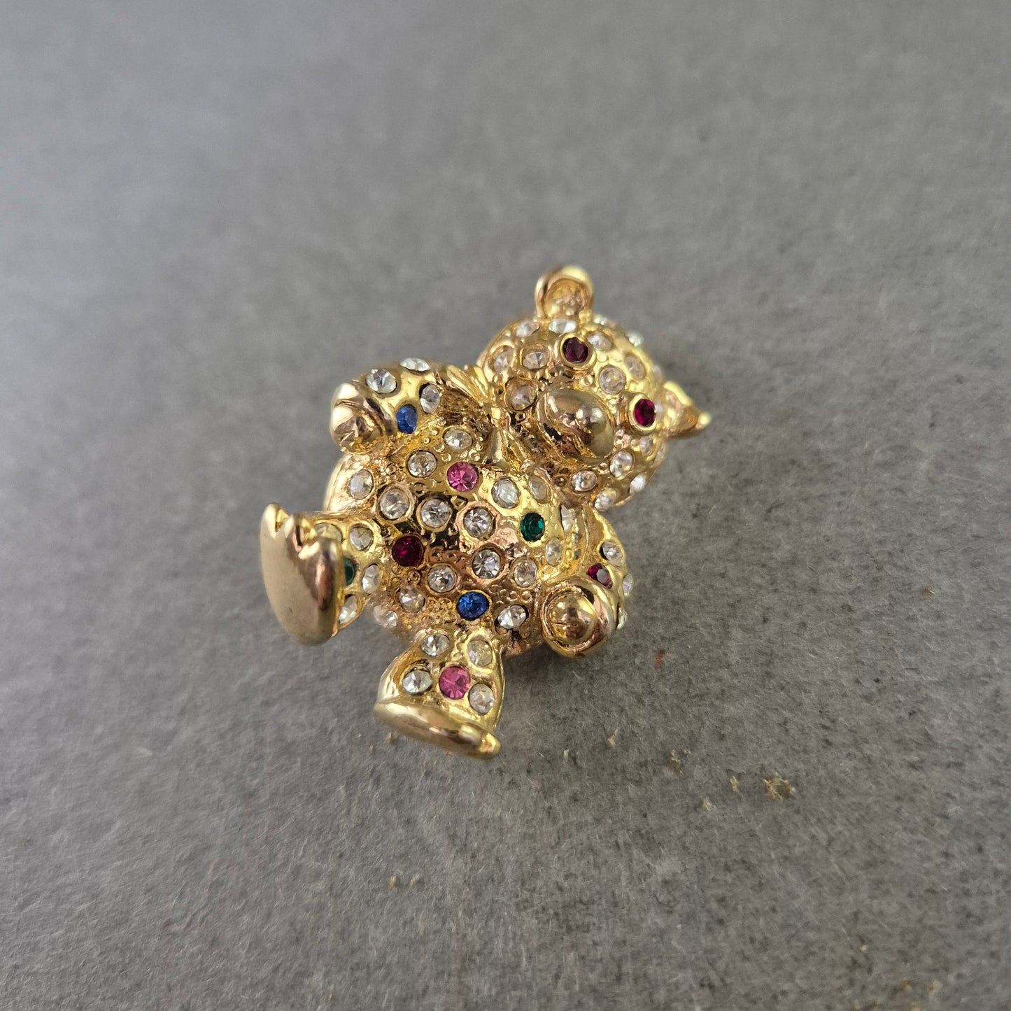Verspielte Bären-Brosche mit bunten Strasssteinen – Vergoldet