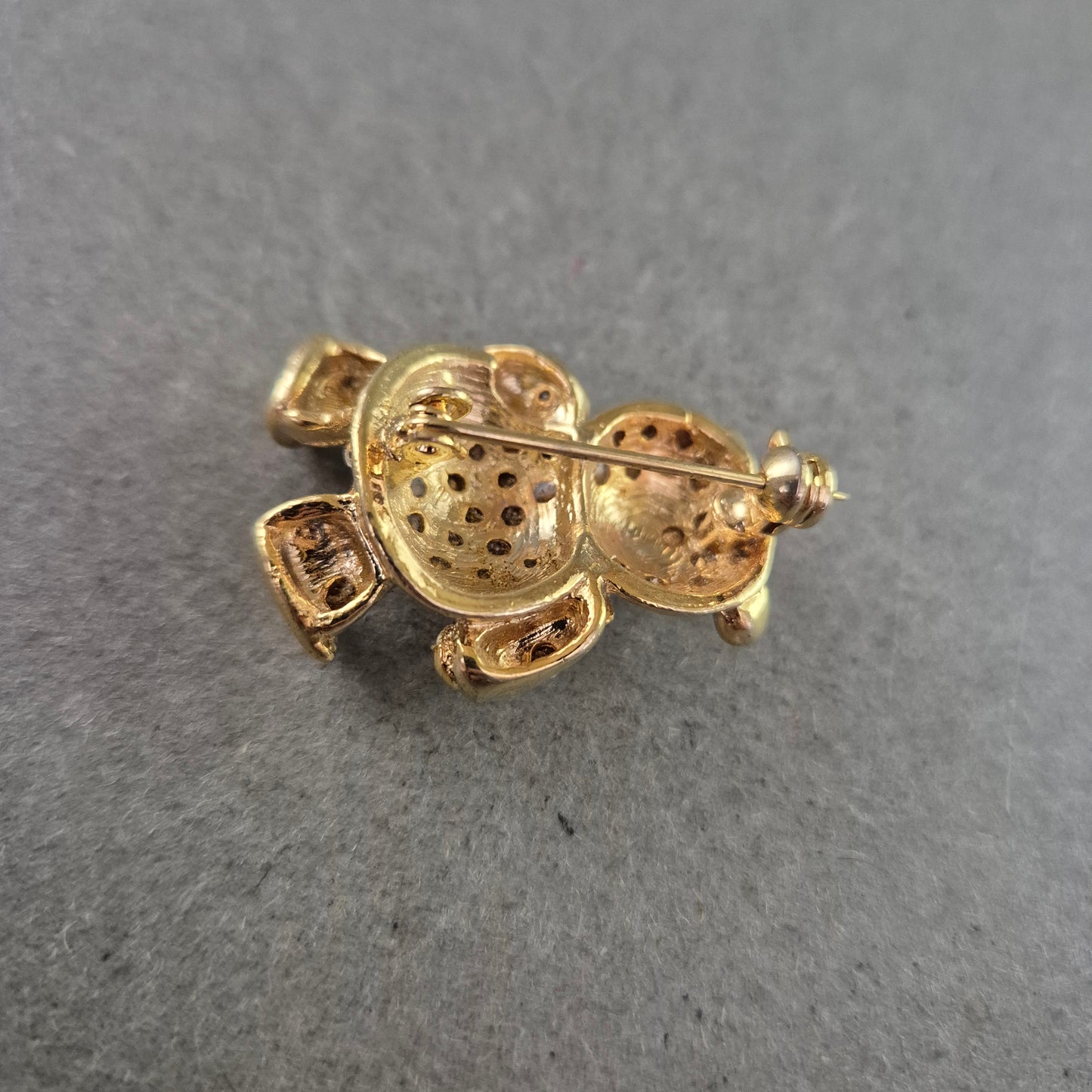 Verspielte Bären-Brosche mit bunten Strasssteinen – Vergoldet