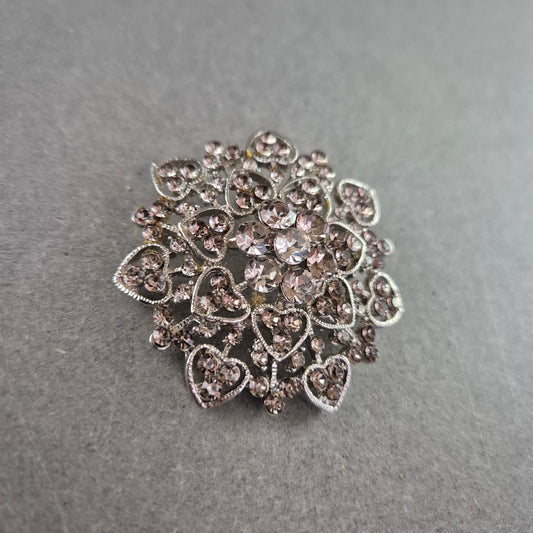 Romantische Strassbrosche mit Herzornament – Silberfarbener Vintage-Look