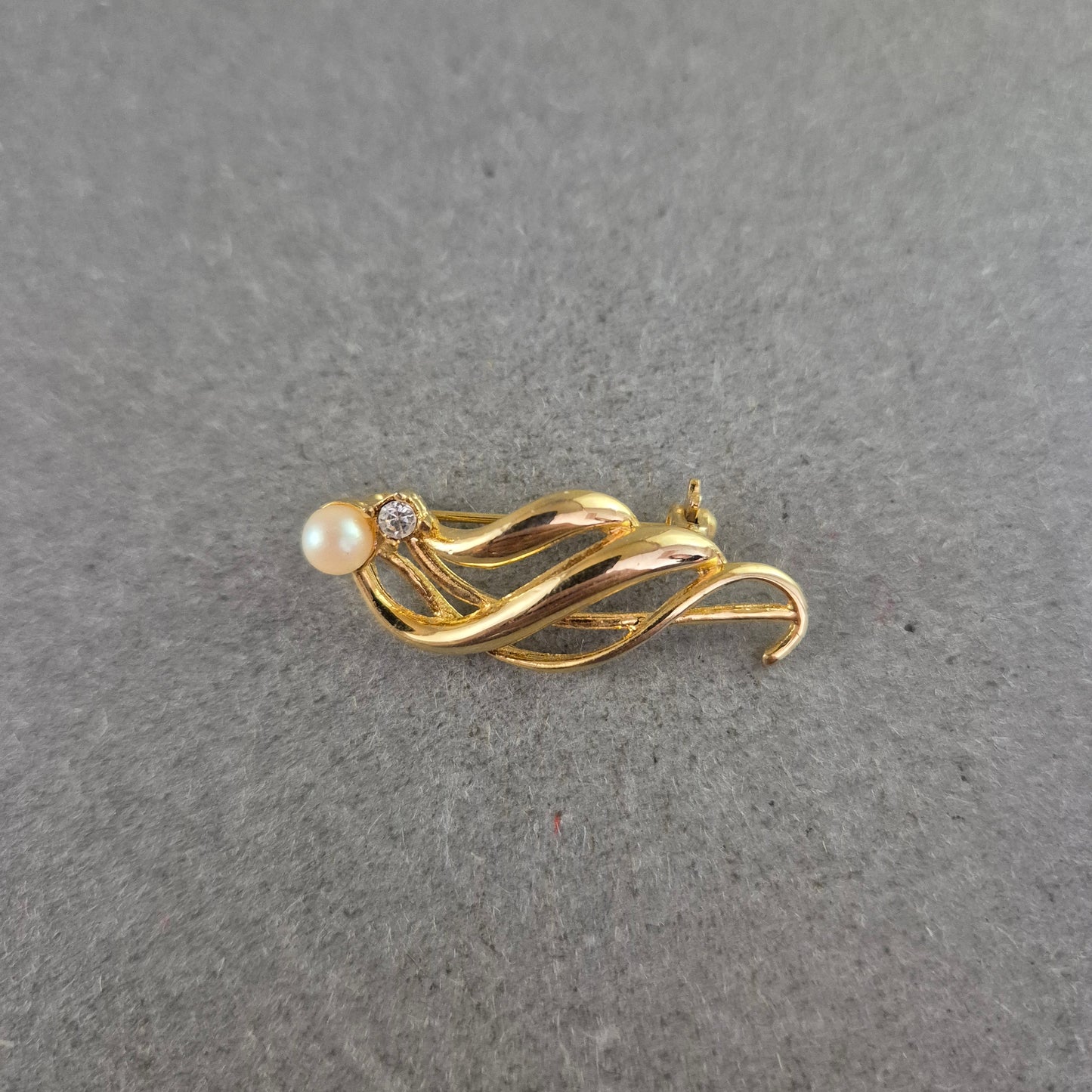 Elegante Brosche mit Perle und Strassstein – Zeitlos in Goldoptik