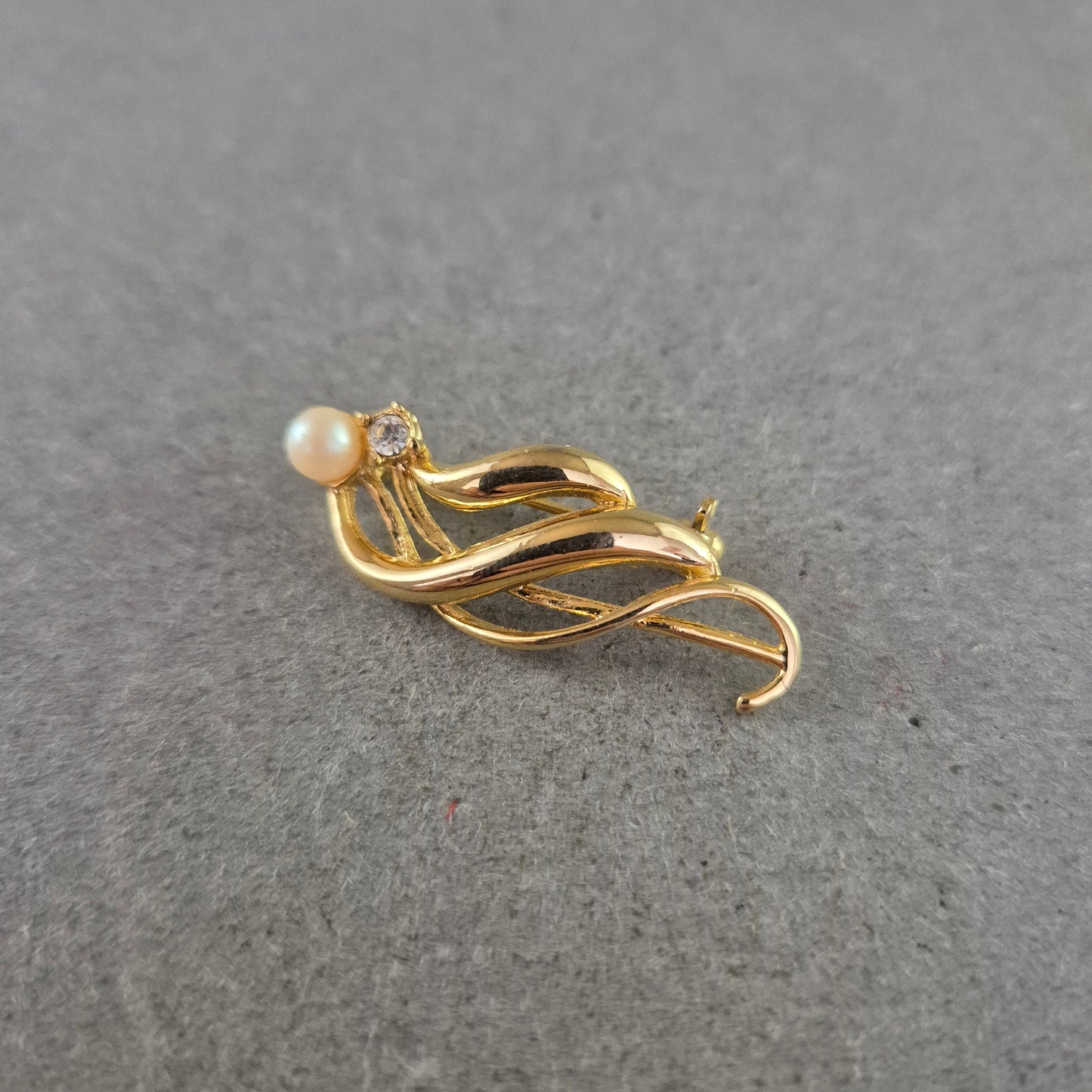 Elegante Brosche mit Perle und Strassstein – Zeitlos in Goldoptik