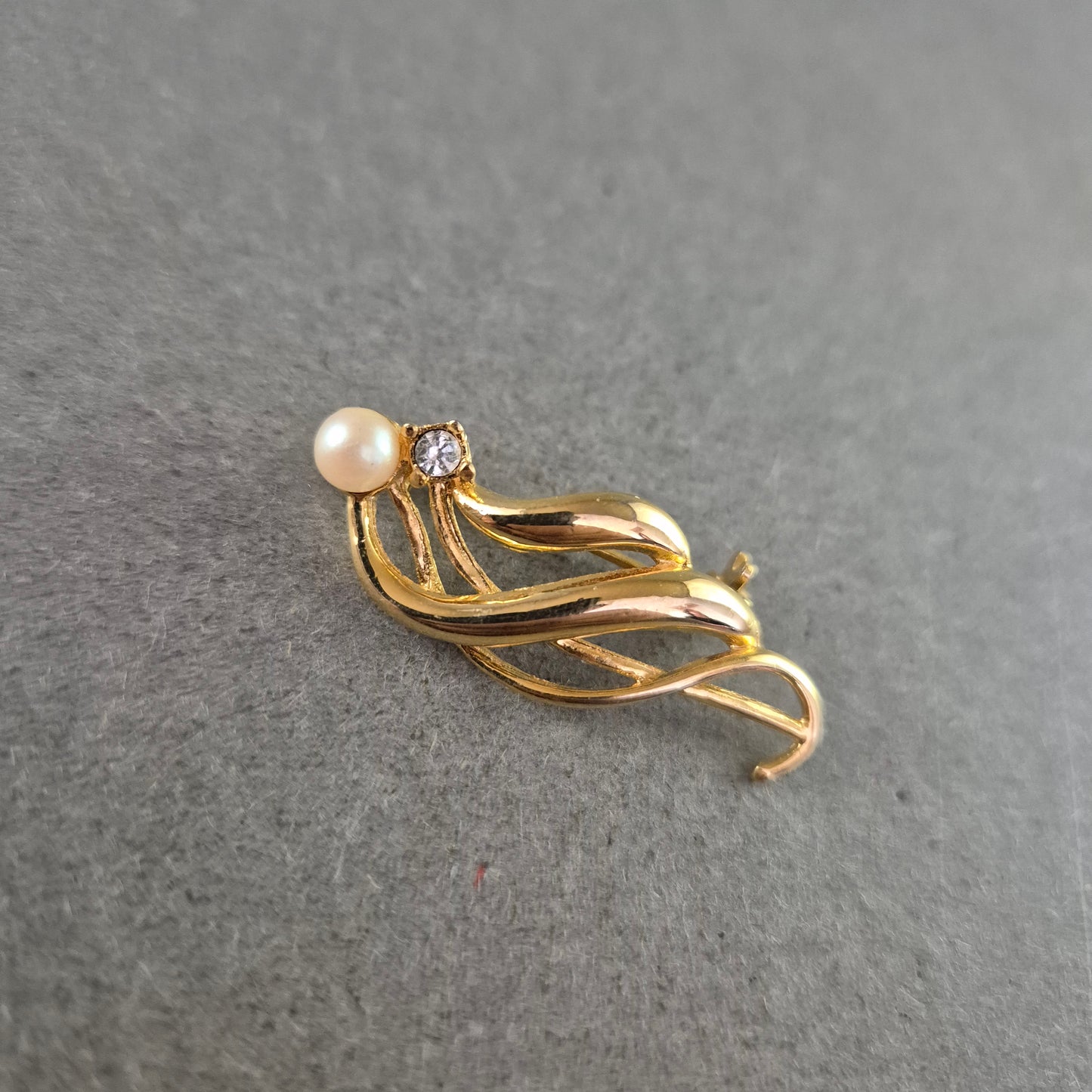 Elegante Brosche mit Perle und Strassstein – Zeitlos in Goldoptik