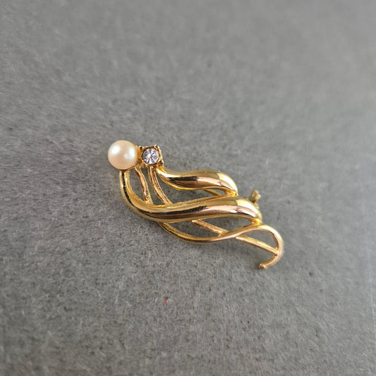 Elegante Brosche mit Perle und Strassstein – Zeitlos in Goldoptik