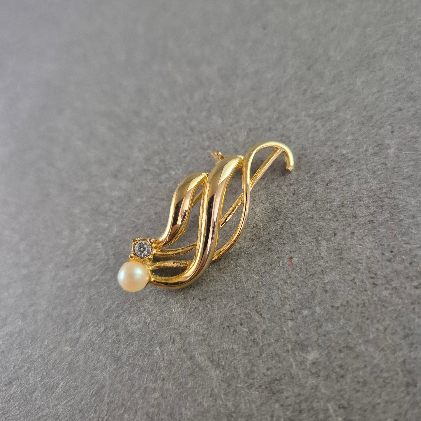 Elegante Brosche mit Perle und Strassstein – Zeitlos in Goldoptik