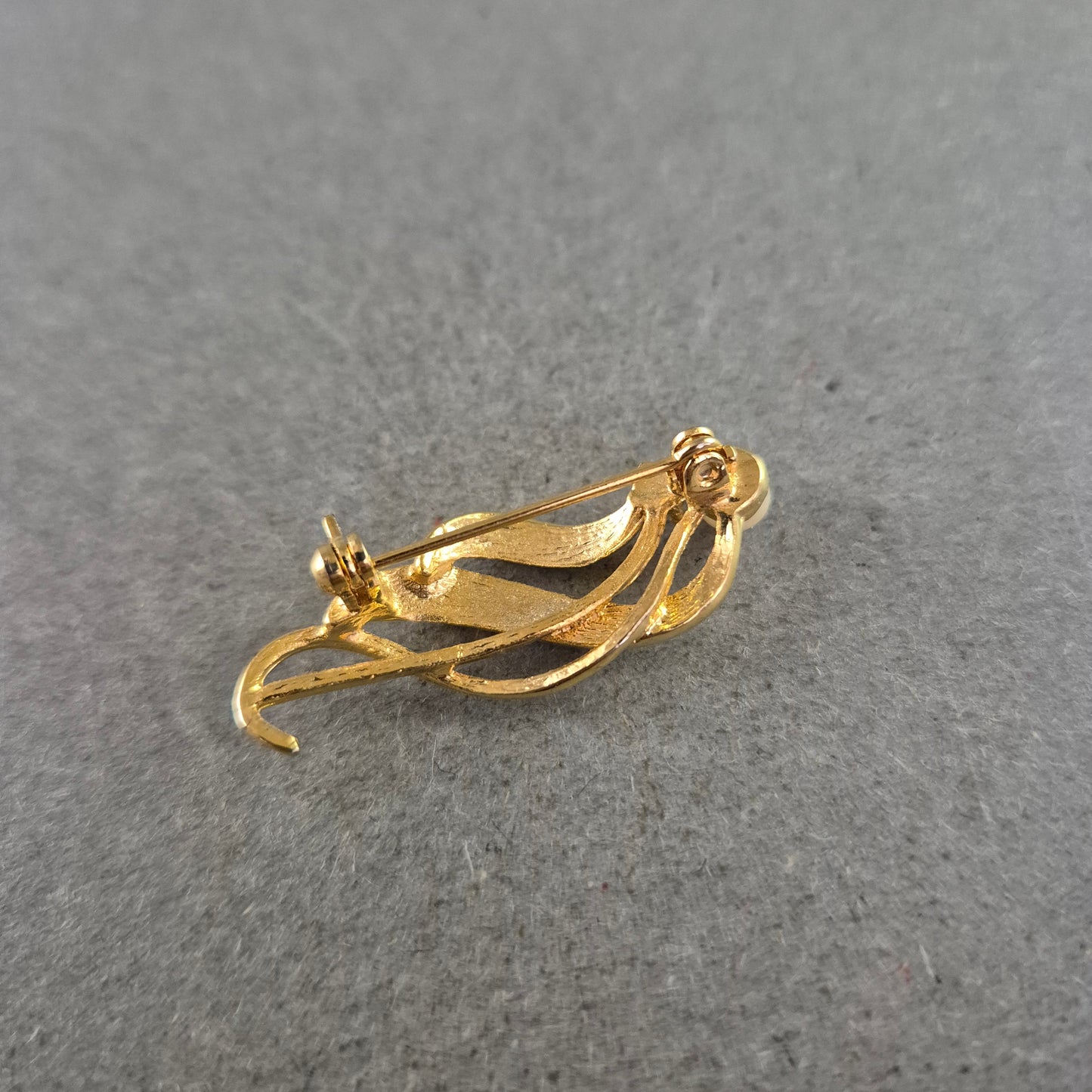 Elegante Brosche mit Perle und Strassstein – Zeitlos in Goldoptik