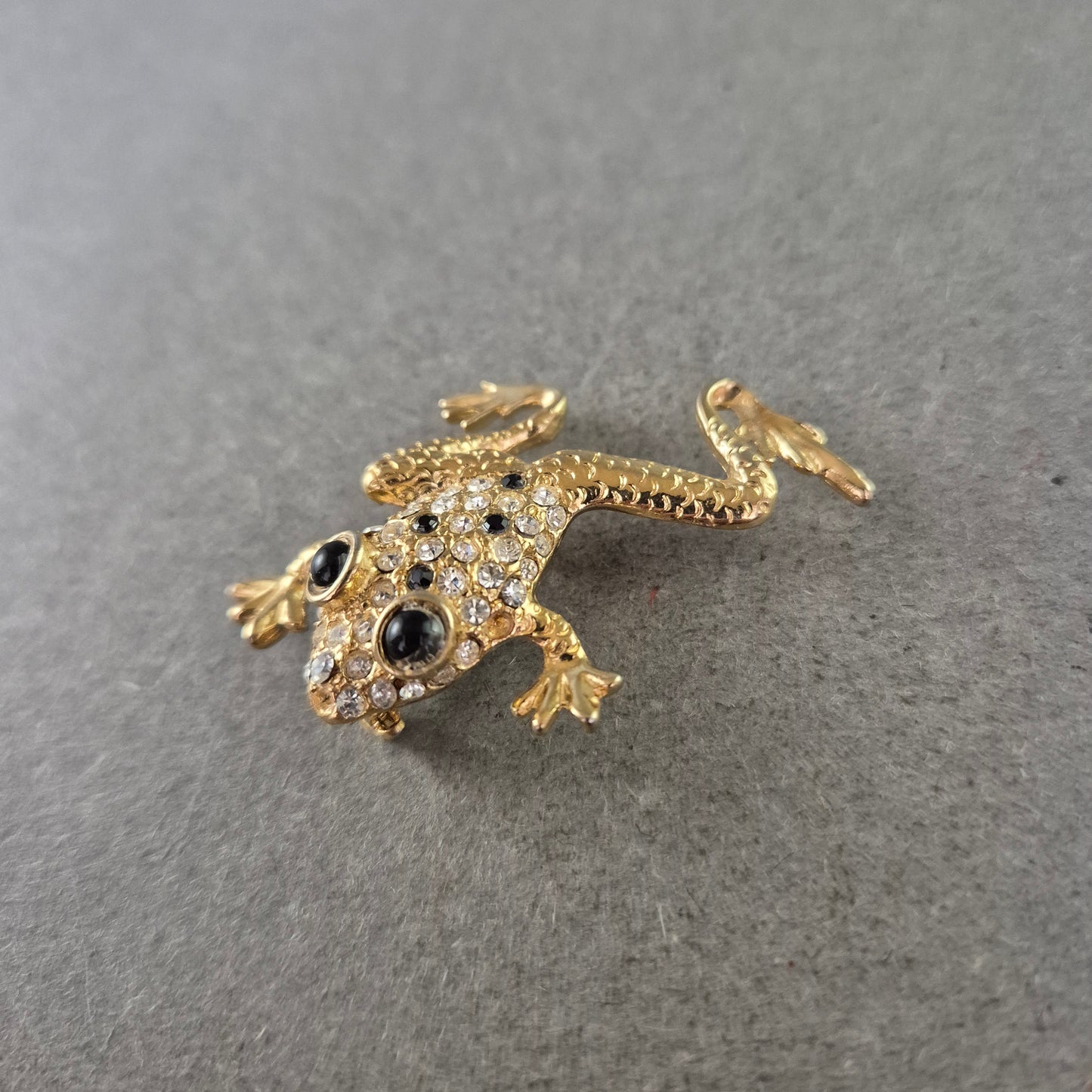Auffällige Frosch-Brosche mit Strass – Verspielter Tierlook in Gold