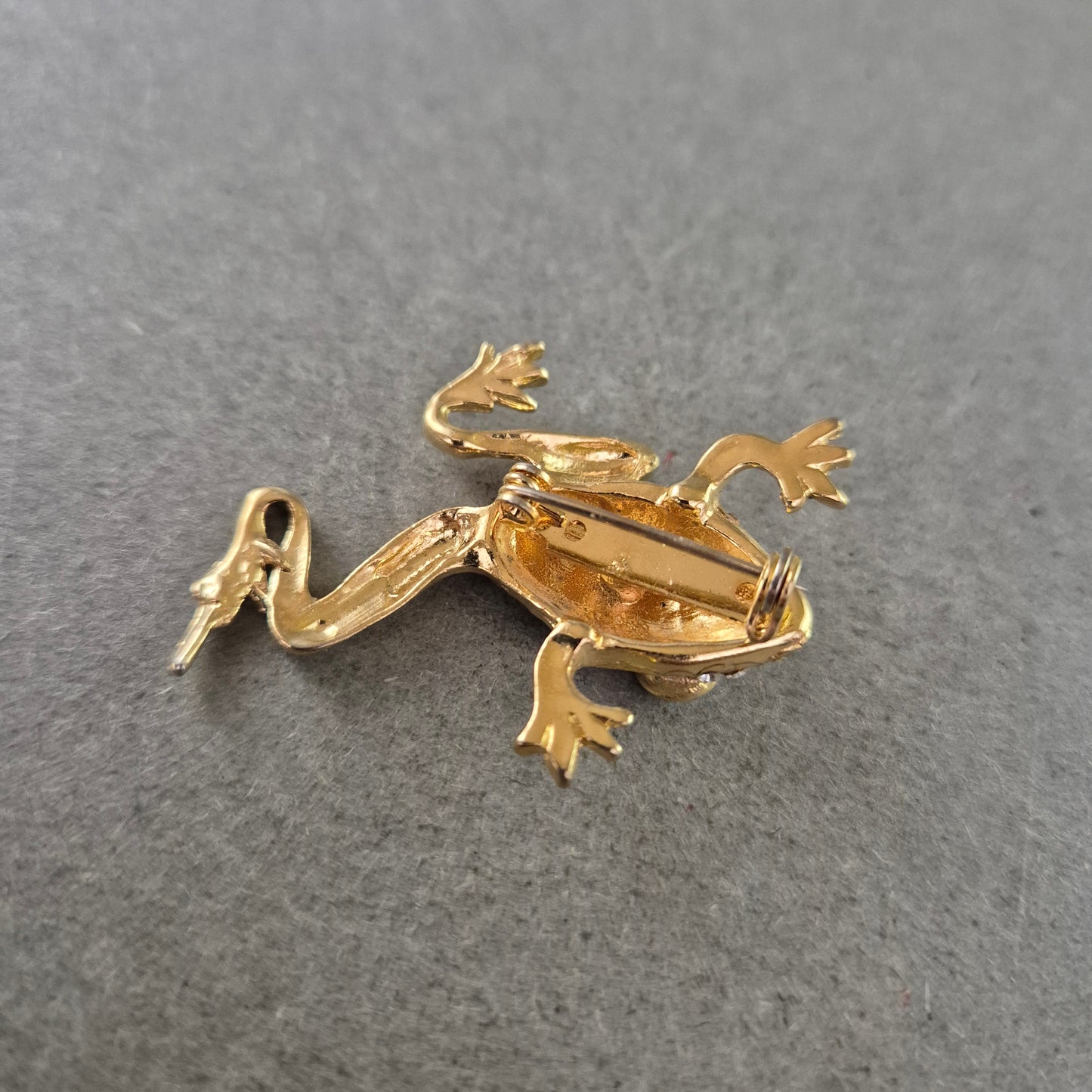 Auffällige Frosch-Brosche mit Strass – Verspielter Tierlook in Gold
