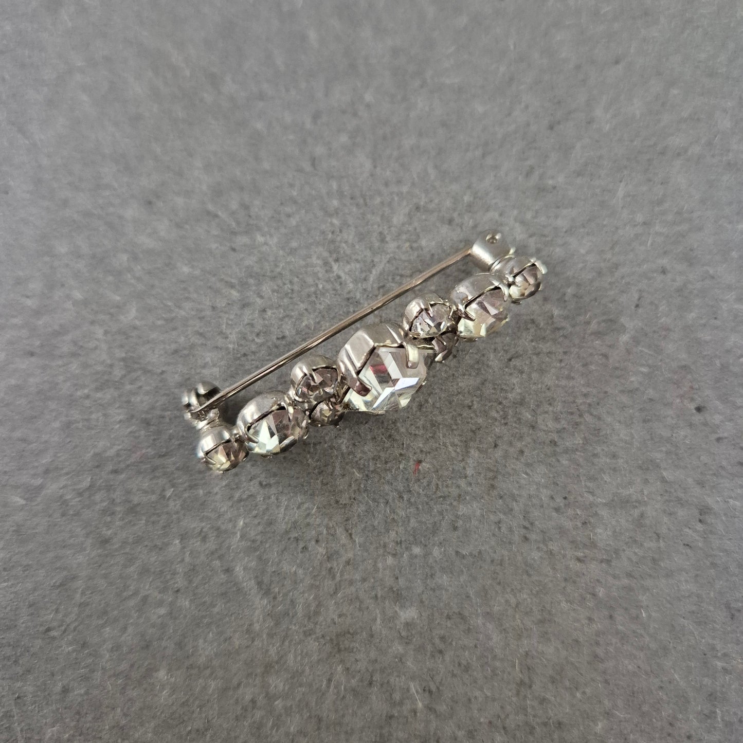 Schlichte Vintage-Brosche mit klaren Strasssteinen – Silberfarbener Akzent