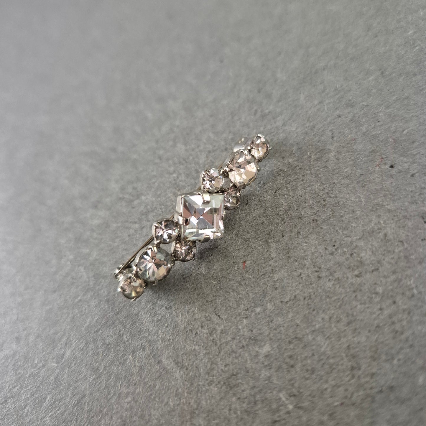 Schlichte Vintage-Brosche mit klaren Strasssteinen – Silberfarbener Akzent