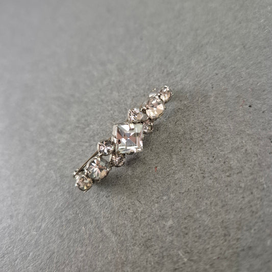 Schlichte Vintage-Brosche mit klaren Strasssteinen – Silberfarbener Akzent