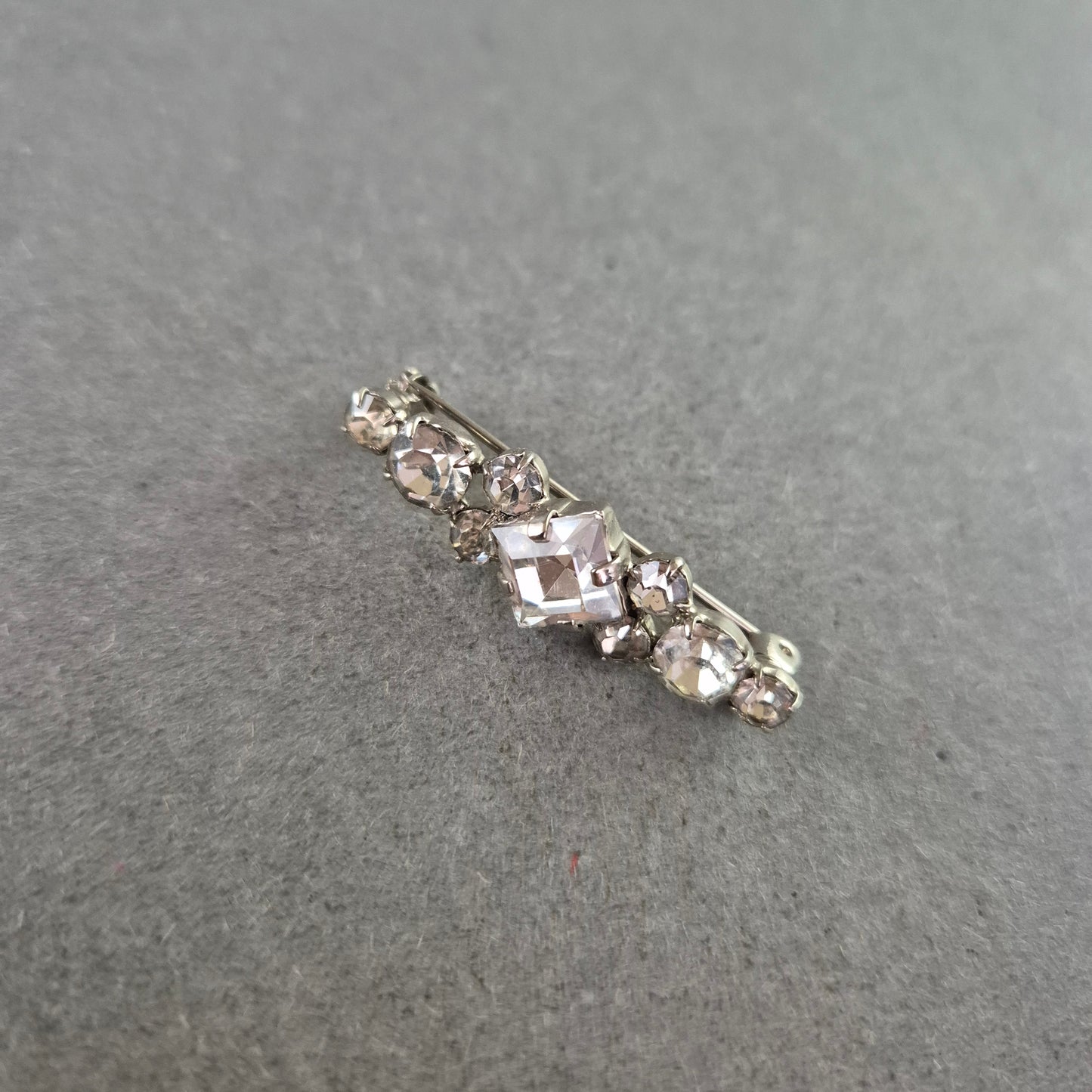 Schlichte Vintage-Brosche mit klaren Strasssteinen – Silberfarbener Akzent