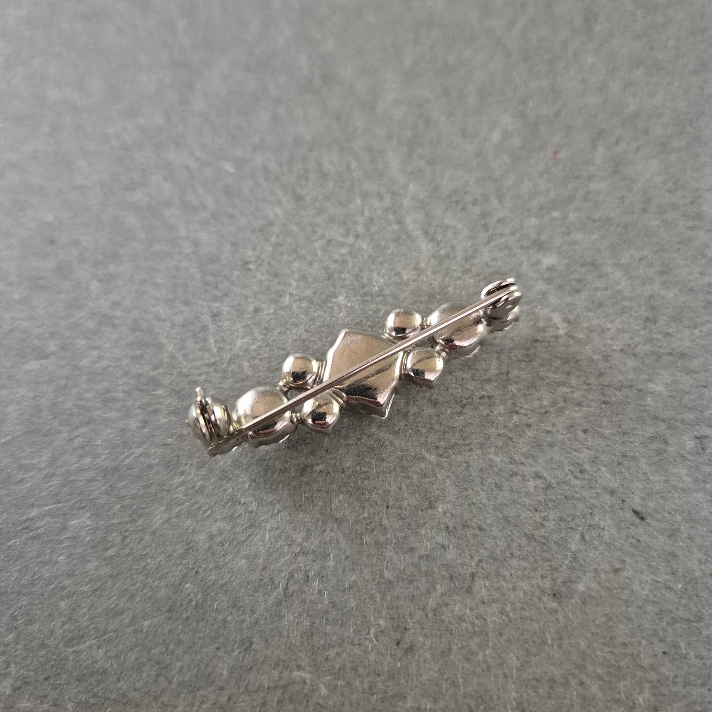 Schlichte Vintage-Brosche mit klaren Strasssteinen – Silberfarbener Akzent